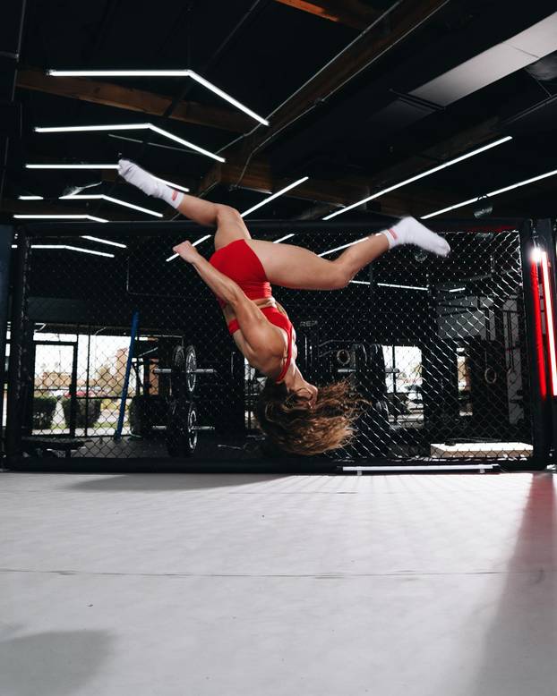 FOTO Ni ozljeda ju nije pokolebala: Danas je jedna od najpoznatijih fitness influencera
