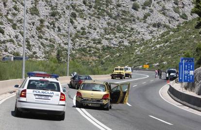 Dizalica ispala s kamiona i oštetila sedam automobila