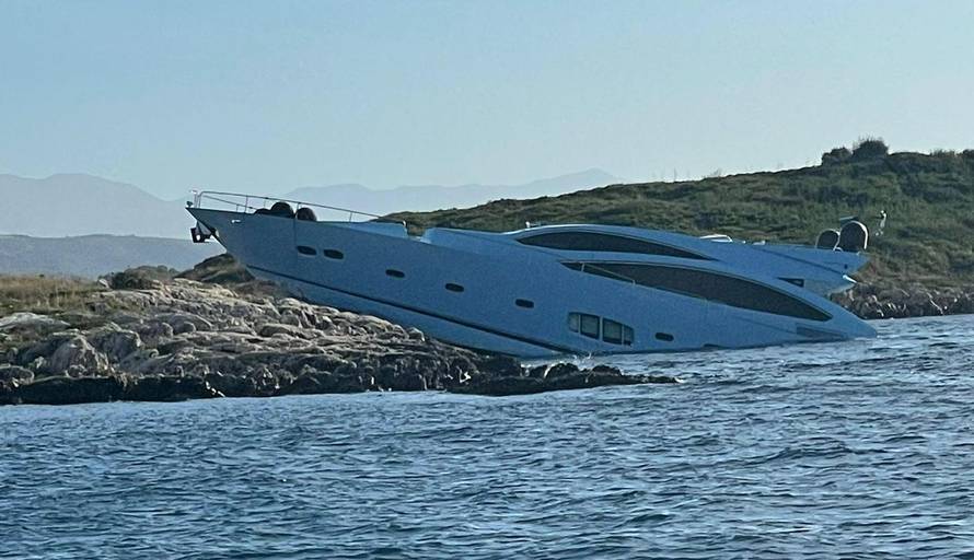 Jahtom se nasukao na Pijavicu