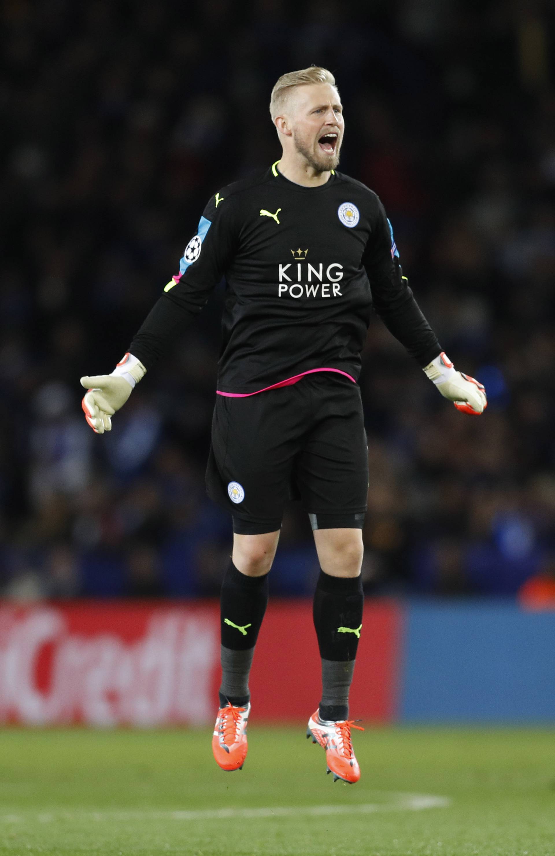 Leicester City's Kasper Schmeichel gestures to the crowd