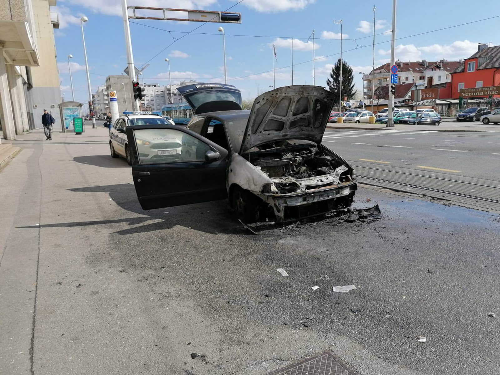 Buktinja u Zagrebu: Parkirani automobil zapalio se u Dubravi