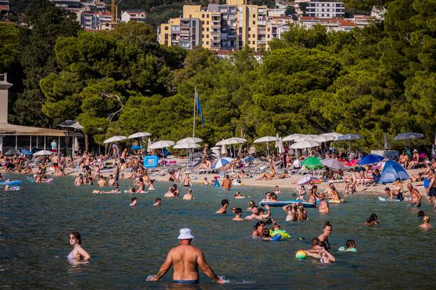 Makarska:  Gužva na glavnoj plaži u Makarskoj