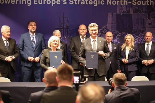 Dubrovnik: U sklopu Inicijative triju mora potpisan sporazum u području energetike, prometa, tehnologije, financija i porezne politike