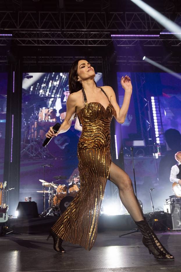 FOTO Severina u izazovnom izdanju oduševila obožavatelje na trosatnom spektaklu u Sisku