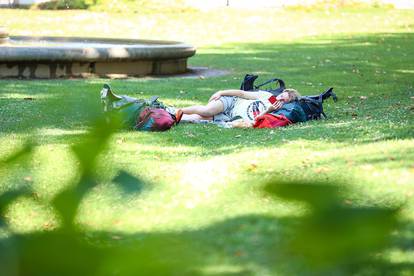 FOTO Vrućine ispraznile Zagreb. Turisti spavaju po livadama, a svi se osvježavaju i na zdencima