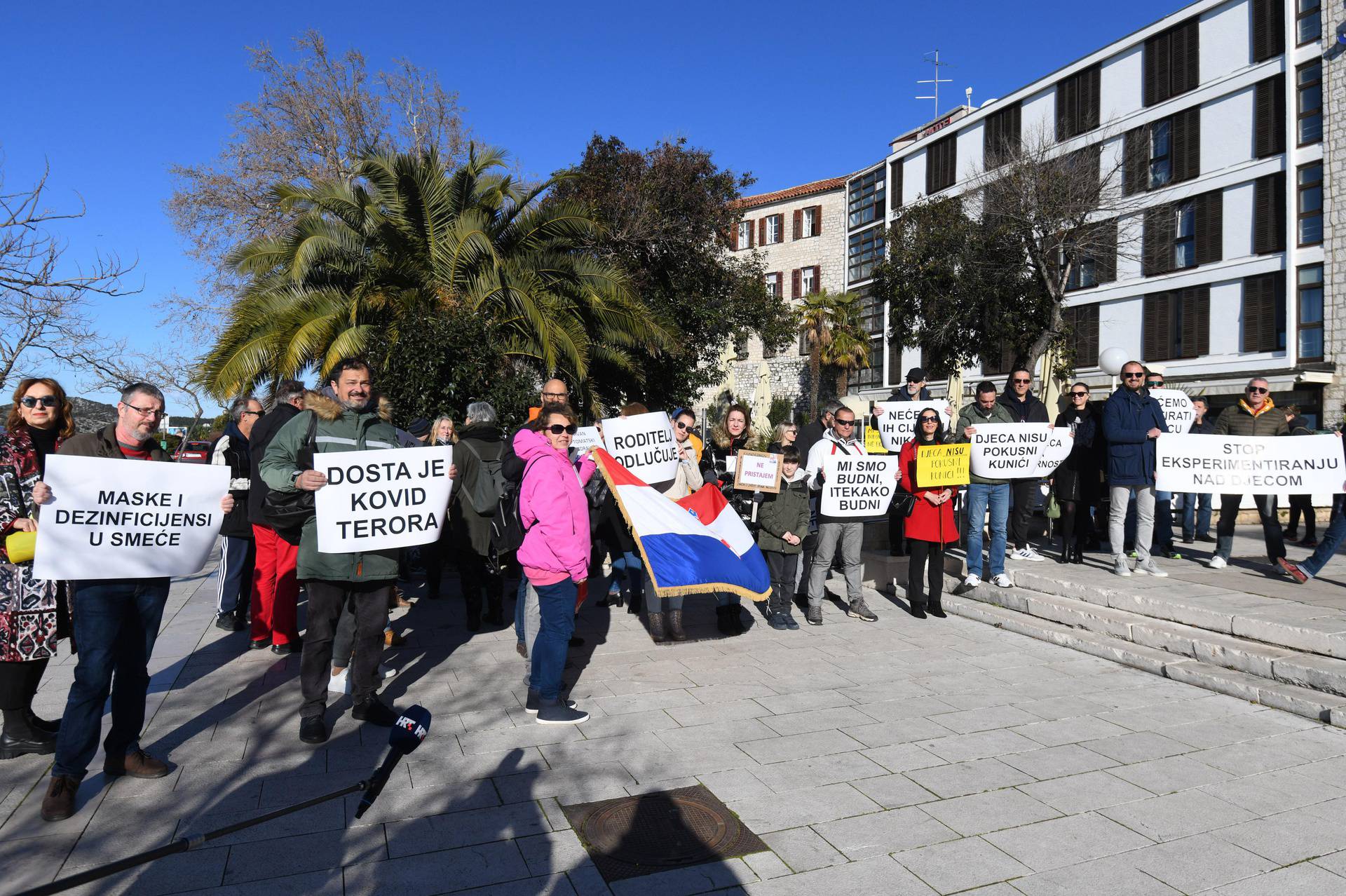 Ispred zgrade Županije u Šibeniku održan prosvjed Mrš od naše djece 