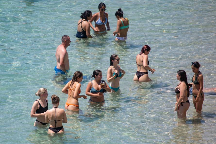 Dubrovnik: Turističke gužve u gradu i spas od vrućine u moru