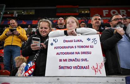 Mlada navijačica transparentom privukla pozornost: 'Dragi Luka'