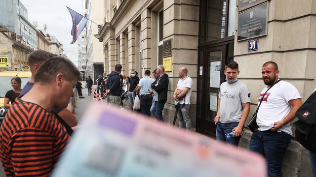 Zagreb: Građani u dugom redu čekaju na izradu dokumenata u Petrinjskoj ulici