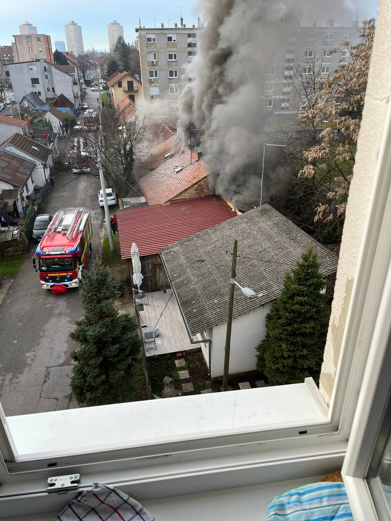 VIDEO Buknuo požar na kući na Trešnjevci: 'Brzo su ga ugasili'
