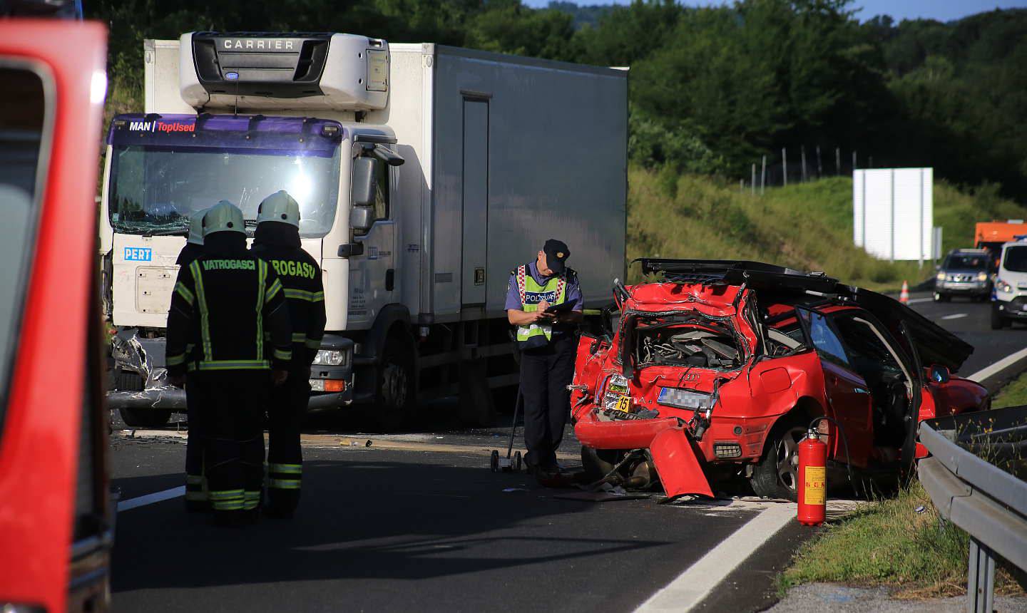 Sudar auta i kamiona nedaleko od Bosiljeva, poginuo muškarac