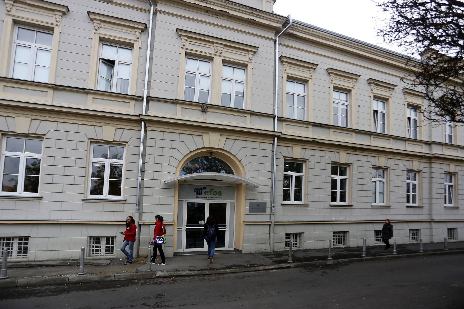 Osijek: Cijeli fakultet prebacio se na online nastavu, na koronu pozitivna jedna predavačica