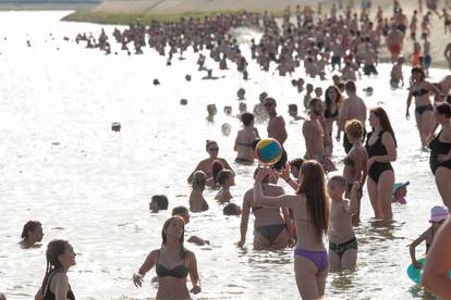 Sunce na 50°C pržilo osječke kupače i pijesak na Dravi