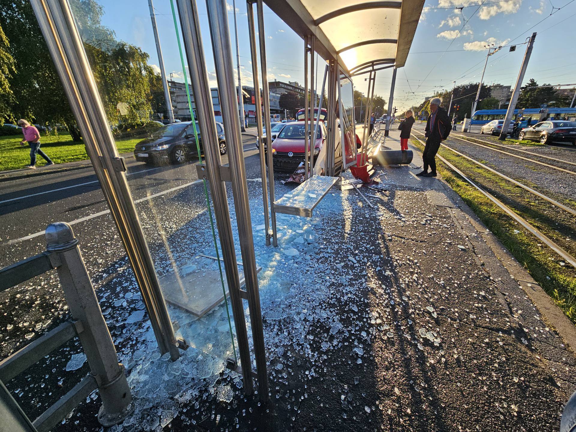 FOTO Krš i lom u Zagrebu: 'Pokosio' tramvajsku stanicu, srećom nitko nije ozlijeđen