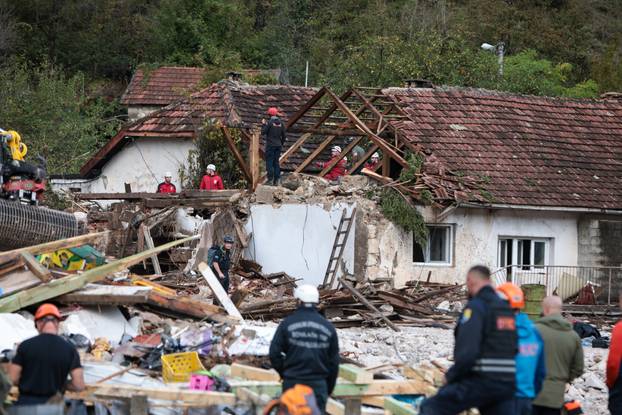Najmanje 21 osoba izgubila je život u poplavama u BiH, započela potraga za nestalima