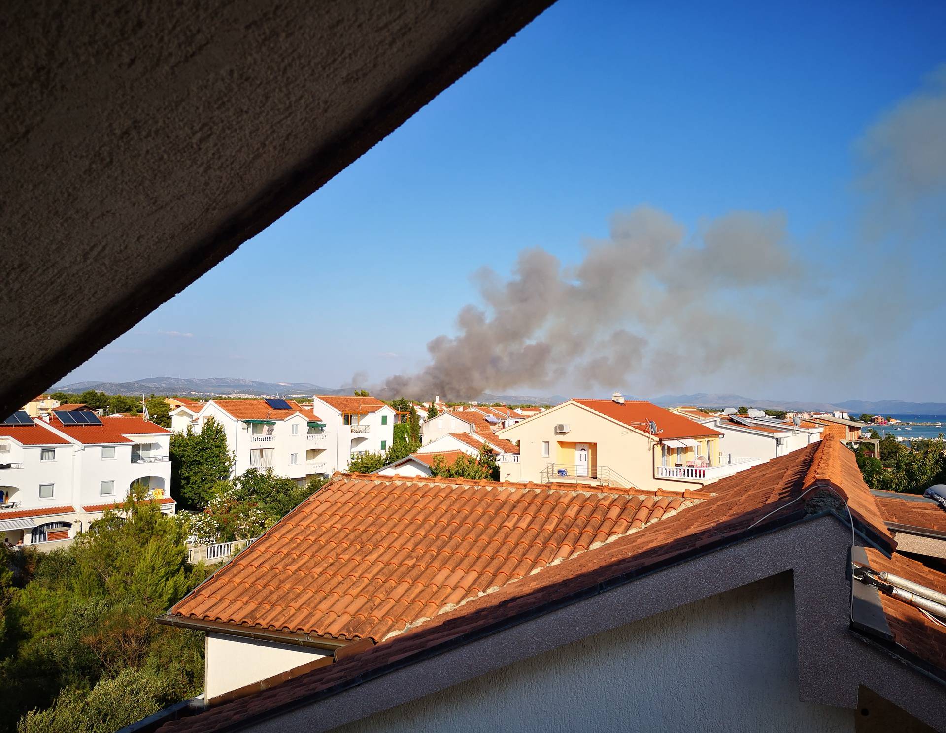 Gusti dim prekrio Vodice: Dva požara gasi čak 41 vatrogasac