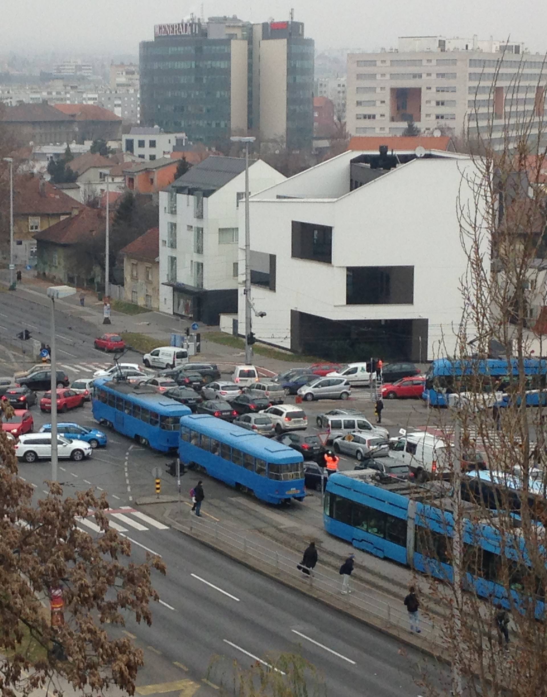 Zagreb je u prometnoj blokadi: Velike gužve, sudari, prijetnje...