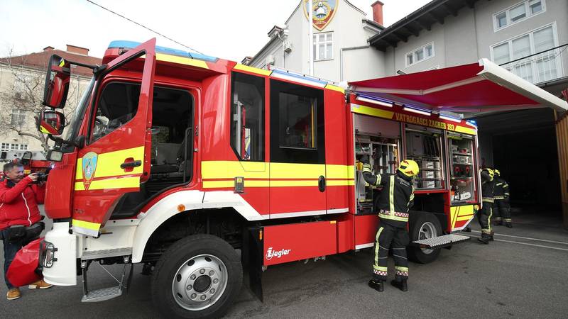 Zagreb: Zapalio se stan u zgradi na Vrbiku, vatrogasci u akciji