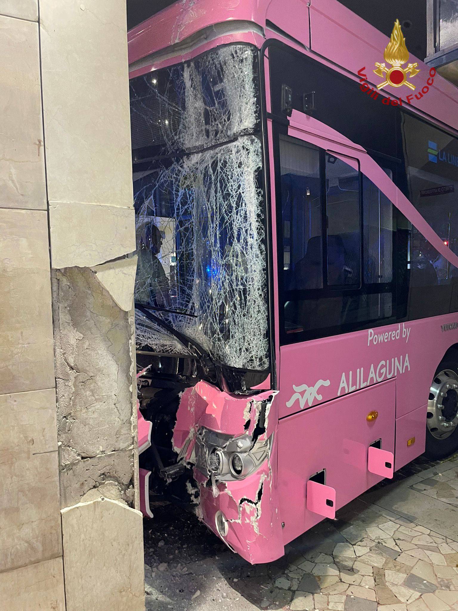 FOTO U novoj nesreći autobusa u Veneciji ozlijeđeno je 15 ljudi nakon što se bus zabio u zgradu