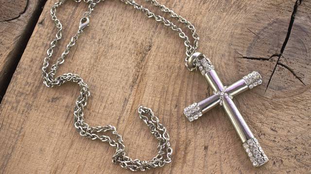 Simbol križa u svijetu nakita: Nekada ga je nosila i Madonna, uz eteričnu odjeću od tila