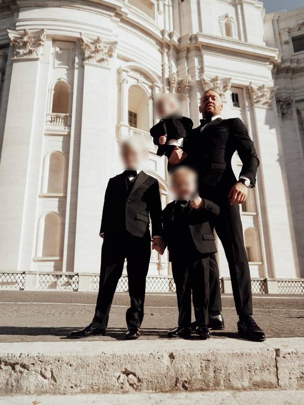 Varao ju je i silovao drugu, ona ga nije puštala. Vjenčali su se u Vatikanu. Conor objavio detalje