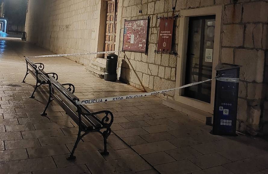 FOTO Potres je pomaknuo povijesni zvonik na Pagu!