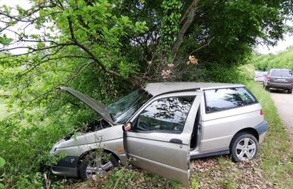 Auto sletio s ceste i udario u stablo, vozač završio u bolnici