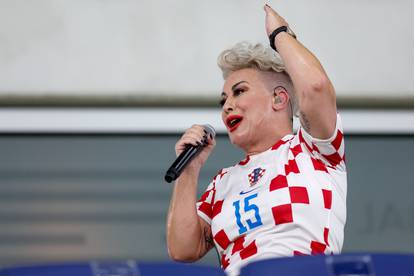 Osijek: Indira zabavljala publiku prije početka susreta Hrvatske i Turske