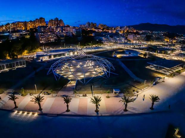 Noćne fotografije novouređenog Žnjanskog platoa