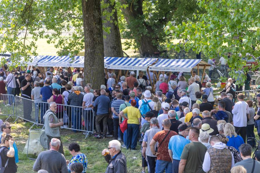 Osijek. Podjela graha na lijevoj obali Drave na Praznik rada
