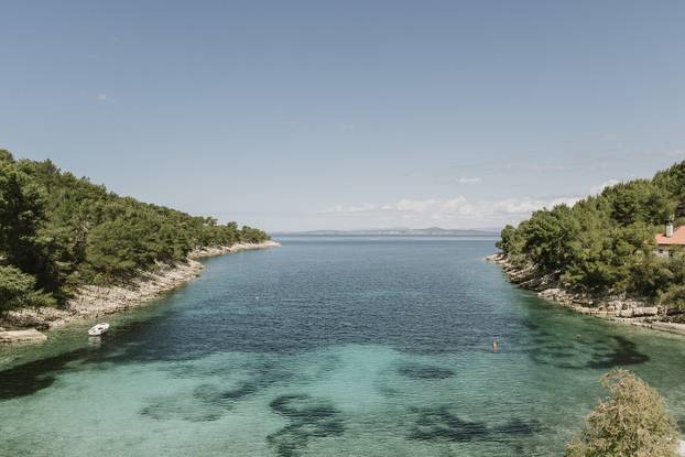 FOTO Svjetski, a naše: Ovaj skriveni komadić raja u uvali Lozna idealan je za ljetni odmor