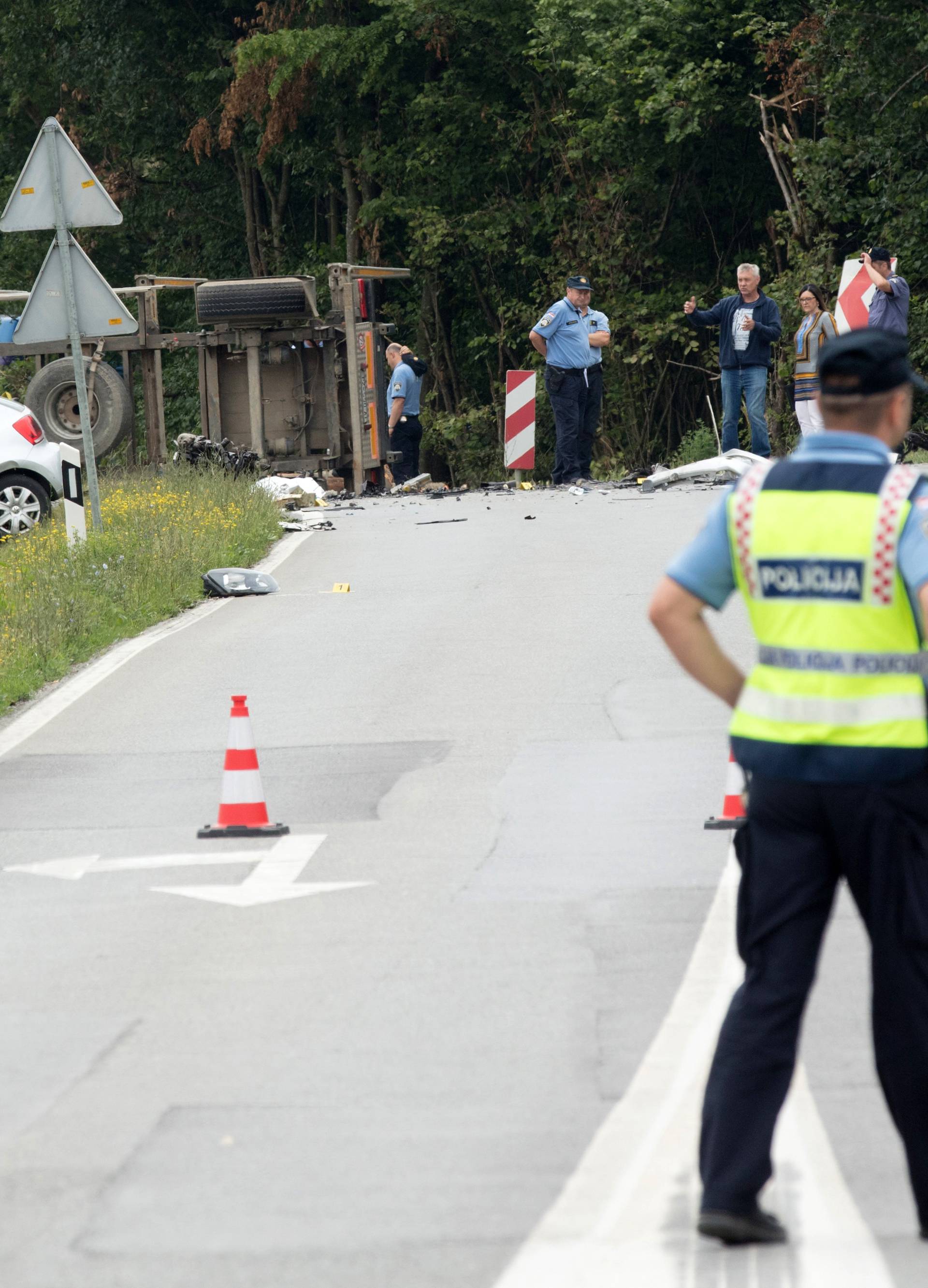 Dvoje mrtvih i dvoje u bolnici: Strašan sudar kamiona i auta