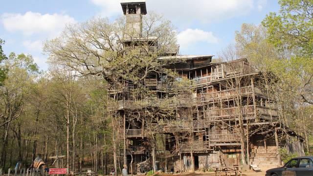 Svećenik na sedam stabala napravio kuću od 10 katova