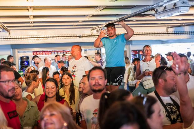 Split: Koncert u čast Oliveru Dragojeviću  na trajektu za Velu Luku