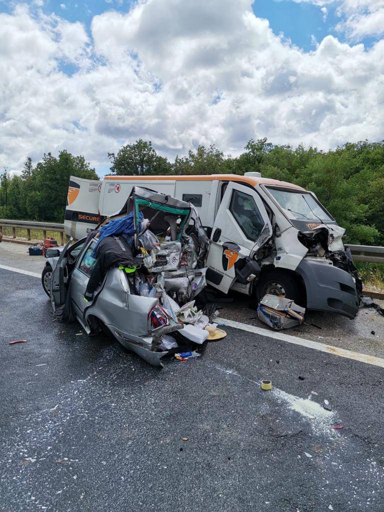 FOTO Prizori užasa na A1: Dijelovi vozila rasuti po cesti, Škoda je u potpunosti smrskana