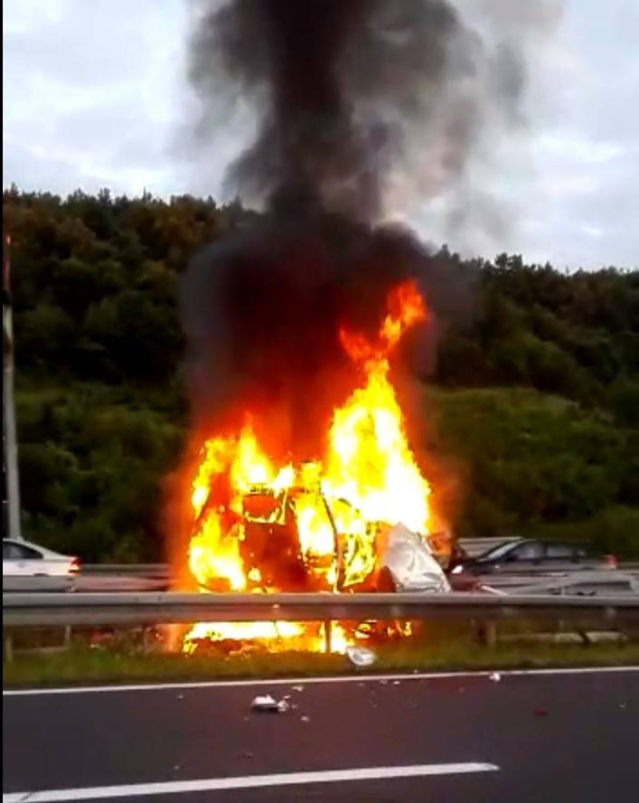 Popeli se na ogradu: Toyota se zapalila i sasvim je izgorjela