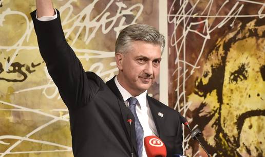 FOTO Plenkovi&cacute; bio na obljetnici HDZ-a u &Scaron;ibeniku: Pjevala im je klapa, a evo tko je sve do&scaron;ao...