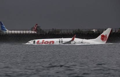 Putnički avion sa 108 ljudi sletio u more i prepolovio se