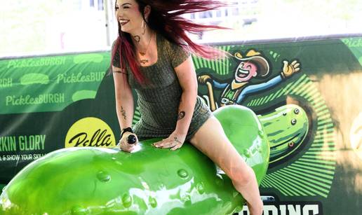 FOTO Zajahali su krastavce! Baka je kisele face, a neke su fotke i stvarno uznemirujuće :)