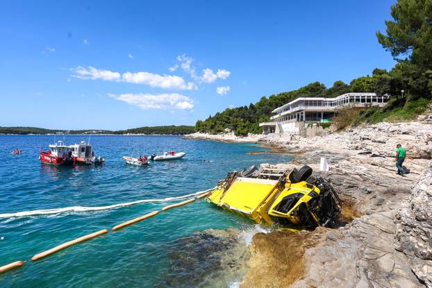 Pula: Na Zlatnim stijenama uklonjen kamion za smeće koji je otklizao u more