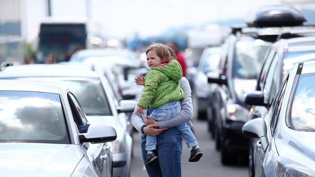 Opet kaos na Bregani: Putnici na granici čekaju i do pet sati!