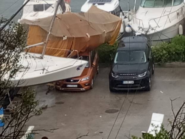 FOTO Split kao nakon tornada! Ovo je prognoza za danas: Za tri regije upalili alarm zbog oluje