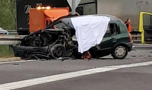 UZNEMIRUJUĆA SNIMKA Clio u sudaru s kamionom kod čvora Zaprešić. Vozač nije imao šanse
