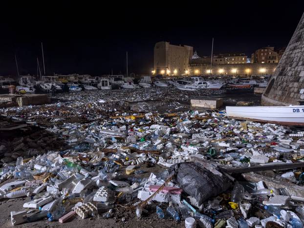 Dubrovnik: Velike količine smeća i plastike nanesene su jakim jugom u staru luku