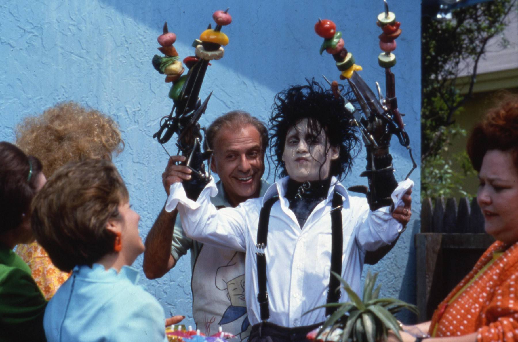 Edward Scissorhands ; Year : 1990 USA ; Director : Tim Burton ; Alan Arkin, Johnny Depp ; Photo: Zade Rosenthal