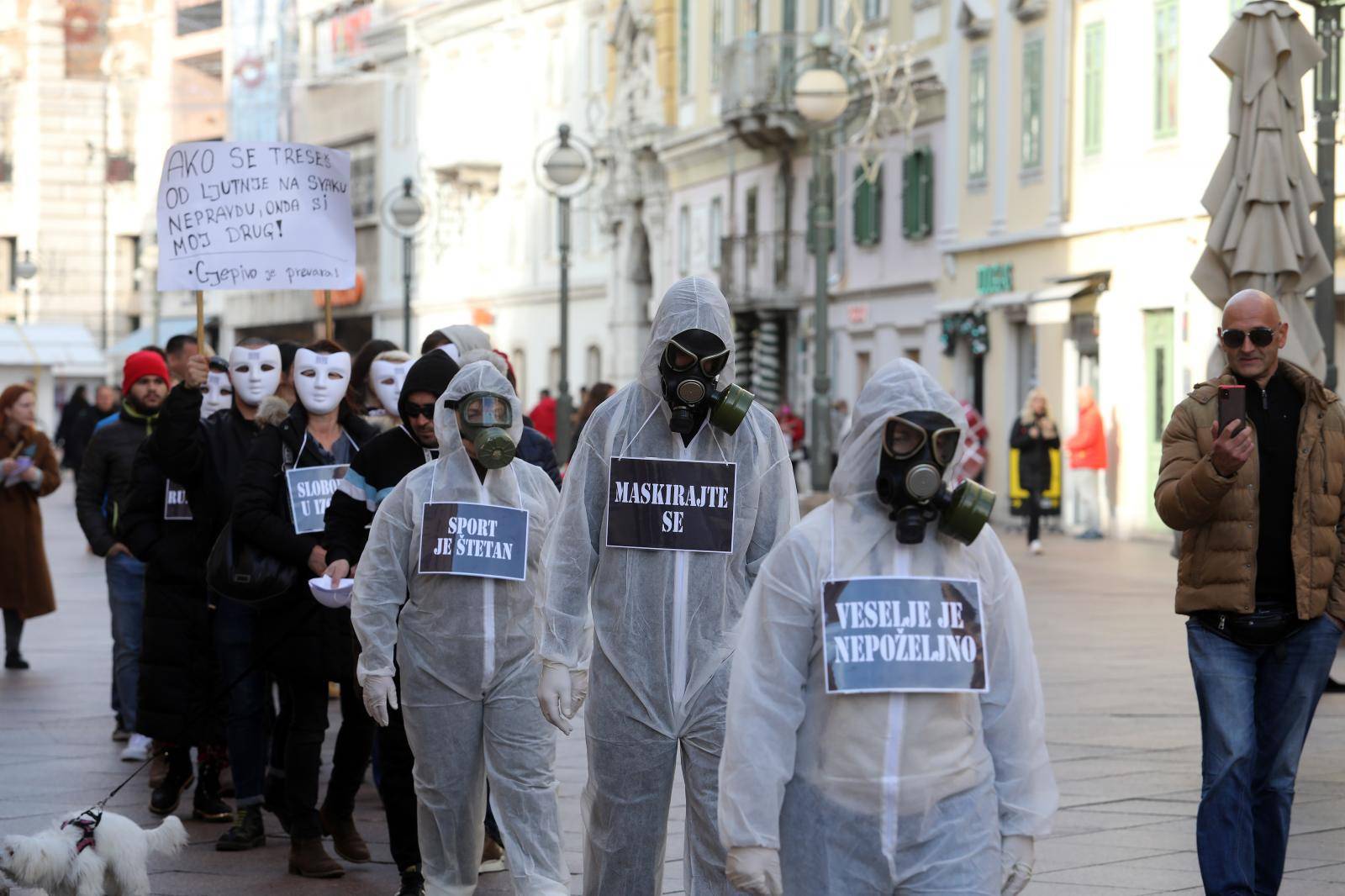 Rijeka: Prosvjedna šetnja Korzom grupe građana kojom se protive mjerana Vlade i Kriznog stožera