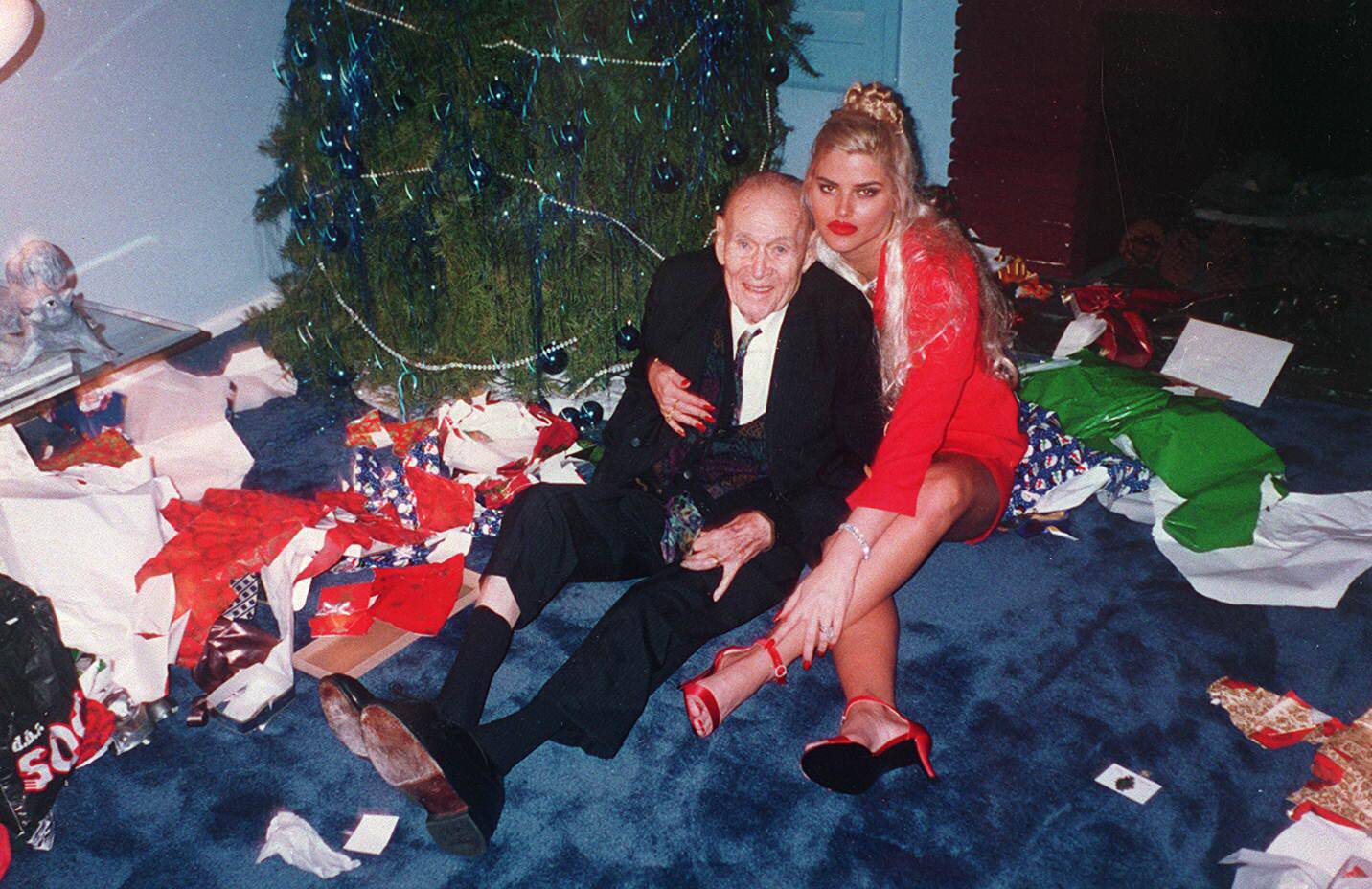 ANNA NICOLE SMITH+JOHN HOWARD MARSHALL1994when marshall died he left a youthful brid