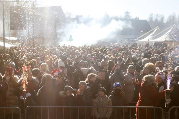 Doček Nove godine u podne u centru Fužina