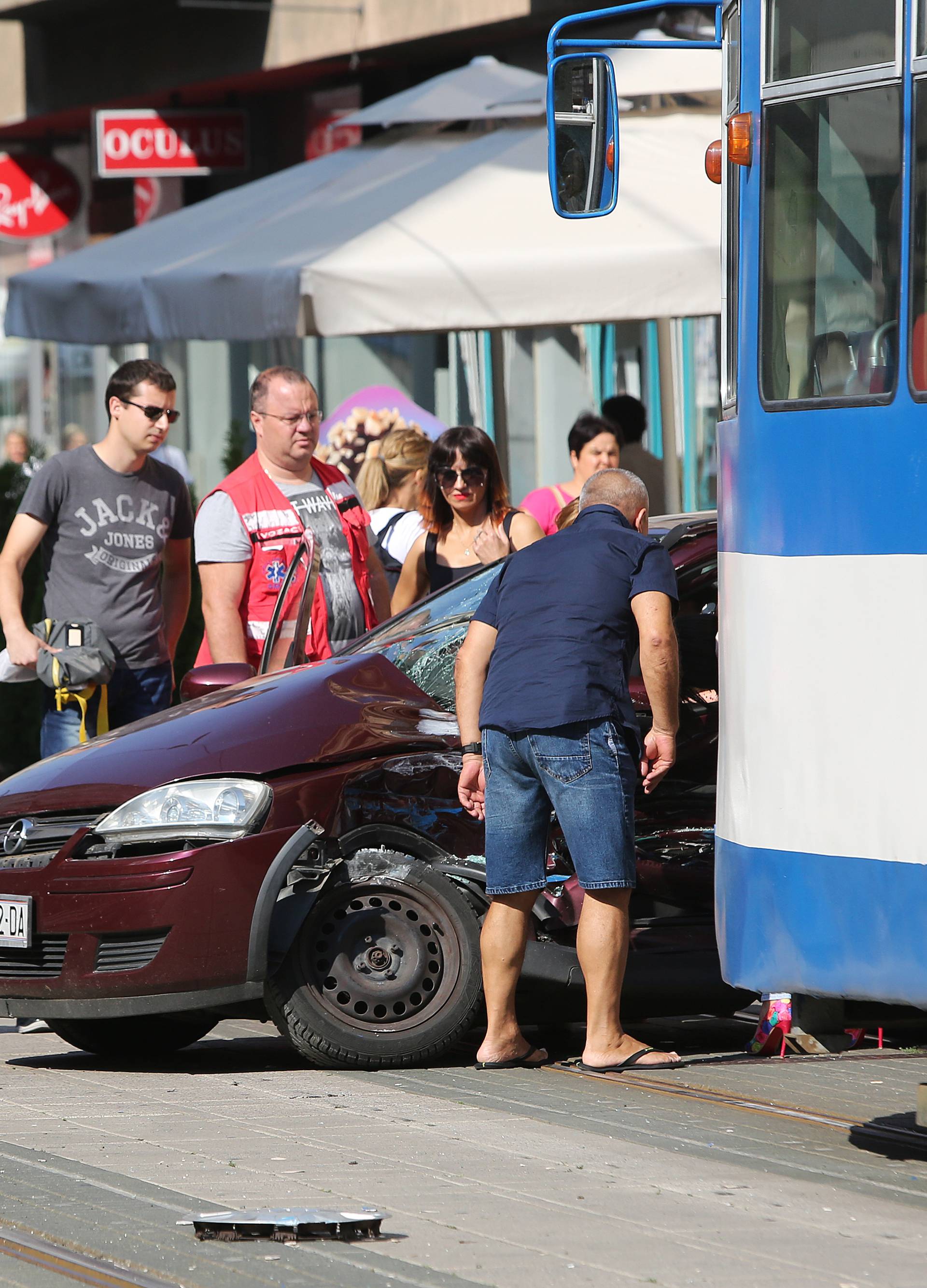 Ozlijeđene su dvije trudnice: U Osijeku tramvaj naletio na auto