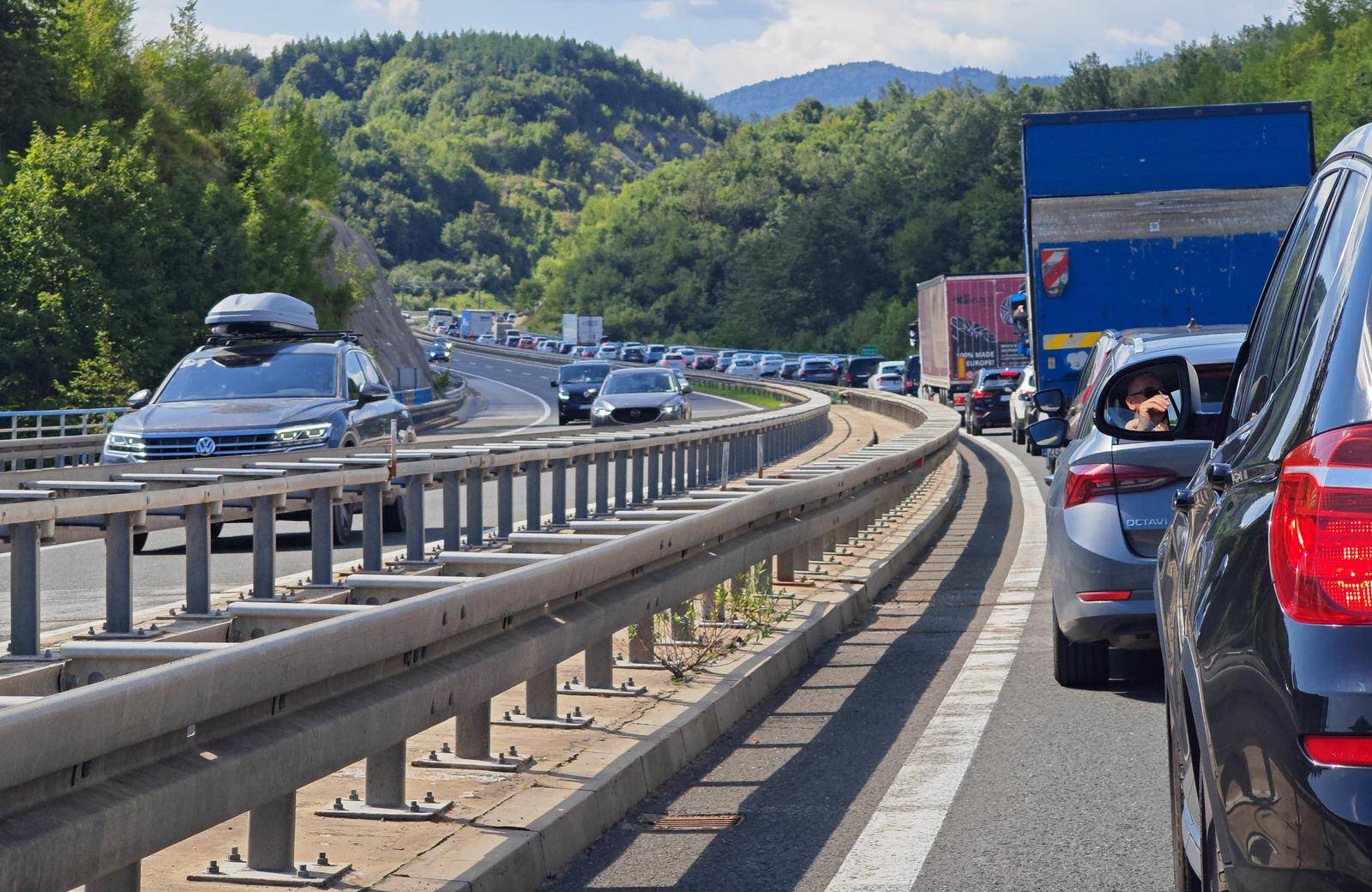 Zapalio se kamion na autocesti prema Splitu, stvorila se ogromna gužva